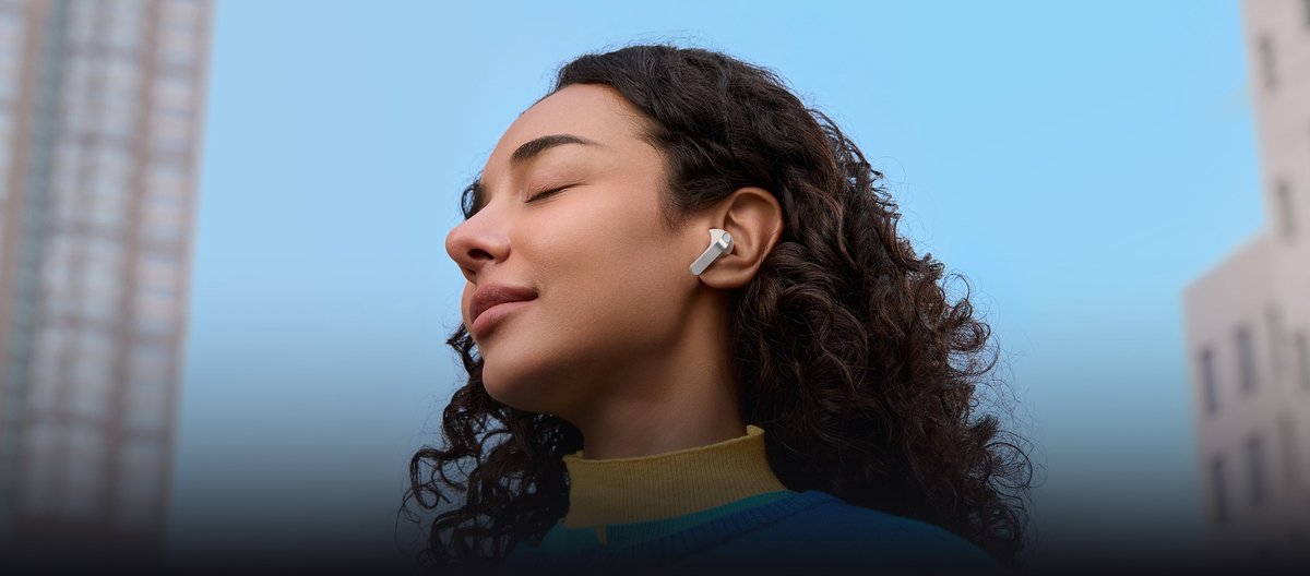 Galaxy Buds4 Pro takan kadın, gözleri kapalı