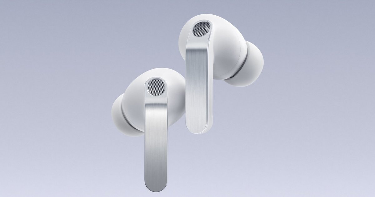Galaxy Buds4 Pro beyaz kulaklıklar, metal sap