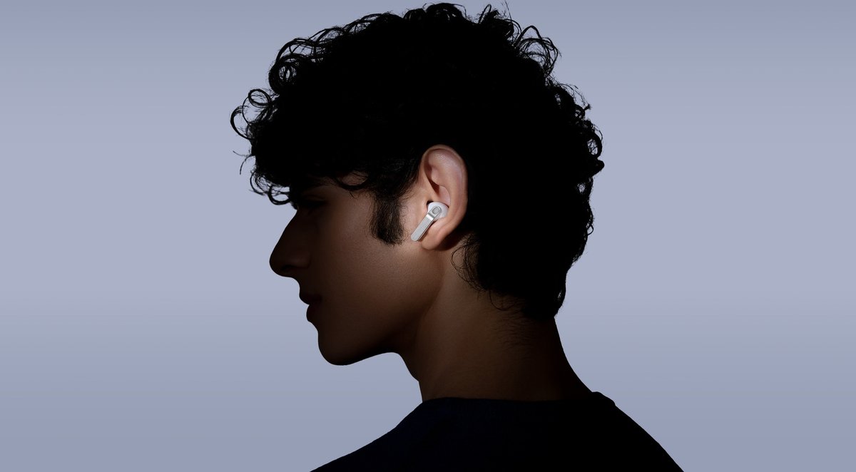 Galaxy Buds4 Pro takılı, yandan profil