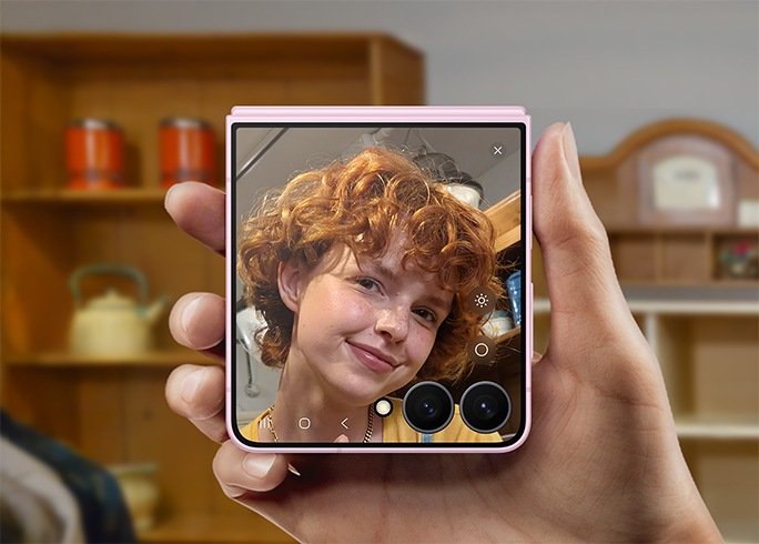 Galaxy Z Flip8 kapak ekranı ayna gibi kullanılıyor