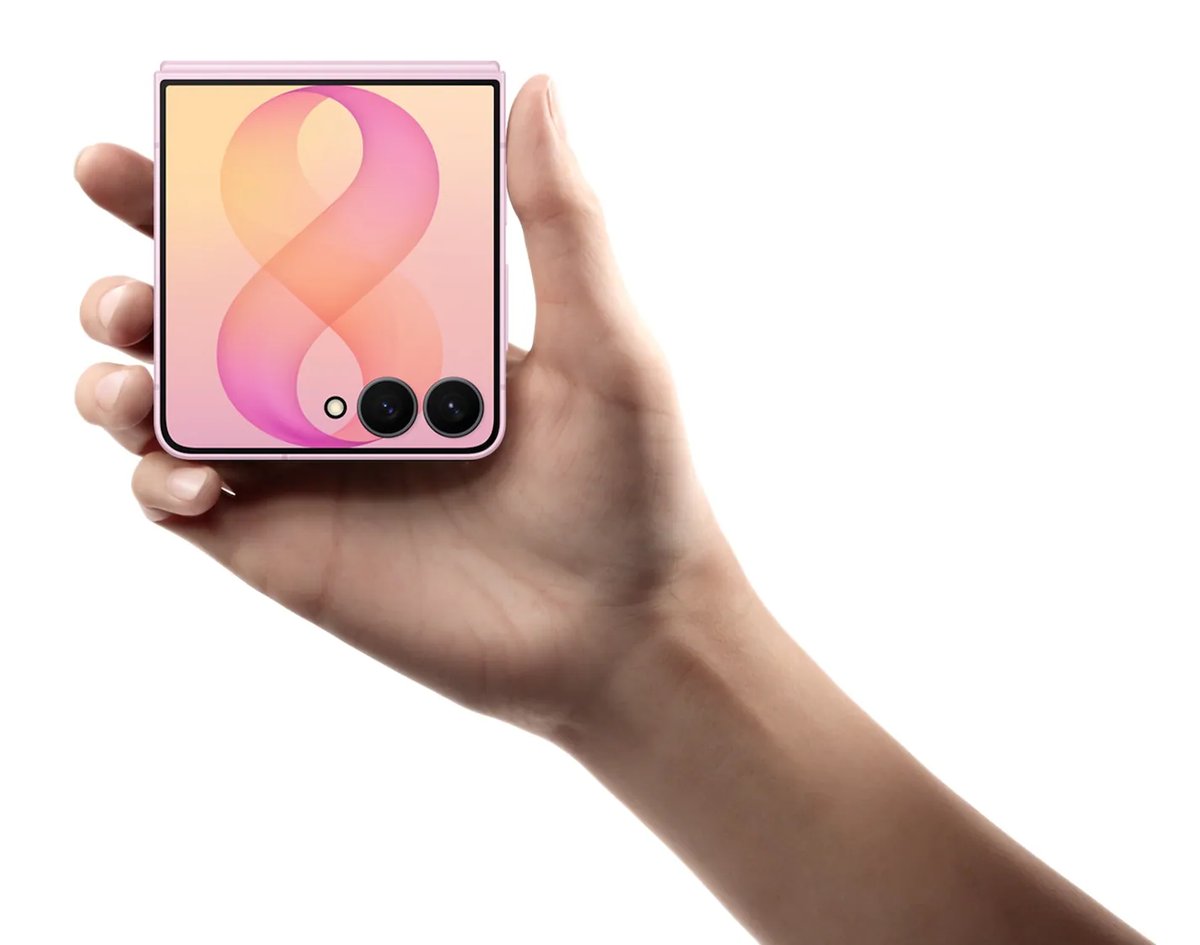 Katlanmış Galaxy Z Flip8 tek elde