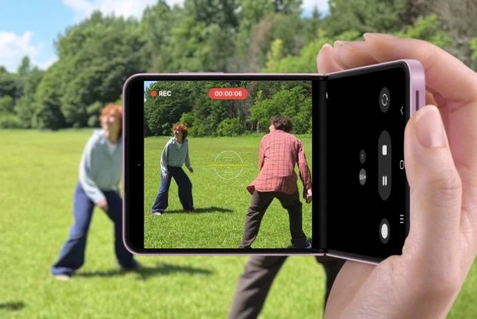 Galaxy Z Flip8 el kamerası gibi tutularak video çekiliyor