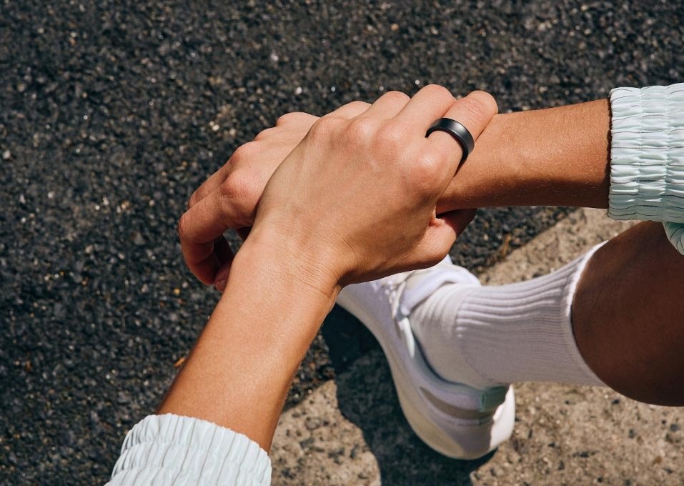 Koşu molasında parmağında Galaxy Ring olan el