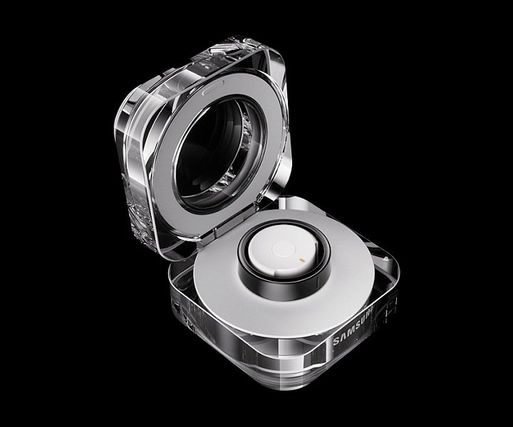 Kapağı açık şeffaf Galaxy Ring şarj kutusu