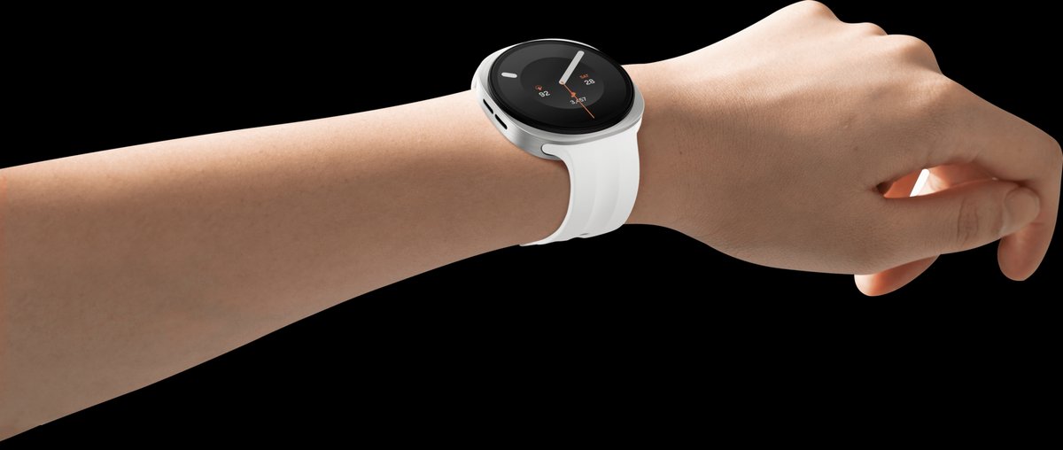 Bilekte beyaz Spor Kordonlu Galaxy Watch9