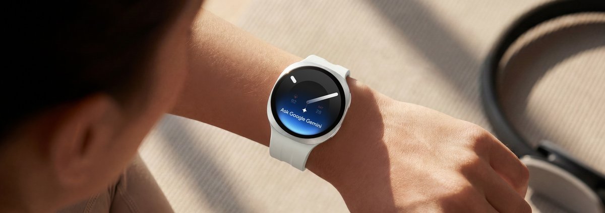 Bilekteki Galaxy Watch9 ekranında Gemini