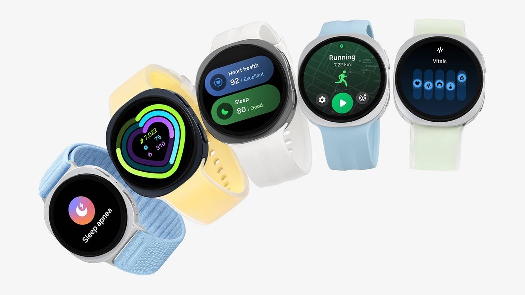 Farklı kordonlarla beş Galaxy Watch9, ekranlarında sağlık kutucukları