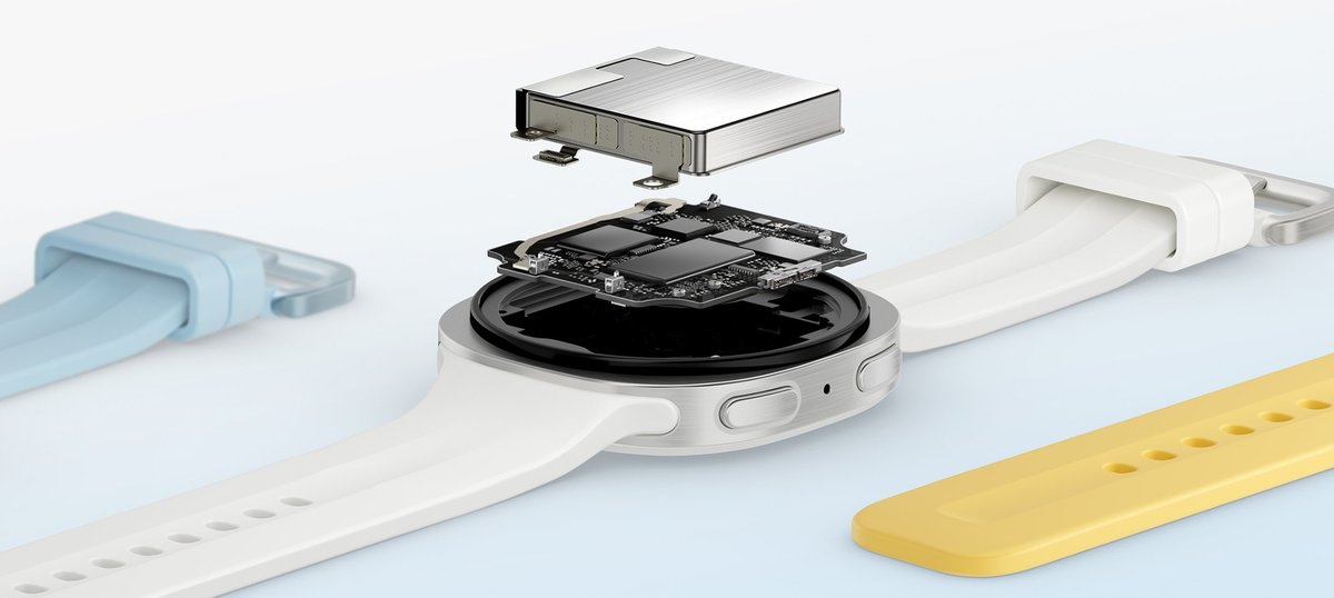 Galaxy Watch9 kasasının içi ve üstünde pil, yanında Mavi ve Sarı Spor Kordon