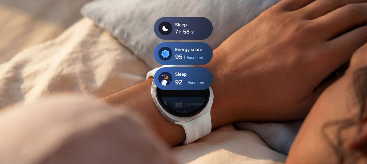 Yatakta bilekteki Galaxy Watch9, uyku ve Enerji Skoru kutucukları